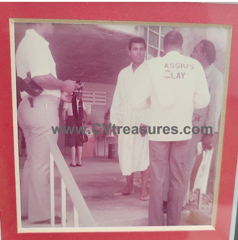 Muhammad Ali Genuine Signed Sports Autograph Vintage Boxing Memorabilia with Candid Polaroid Photos JSA